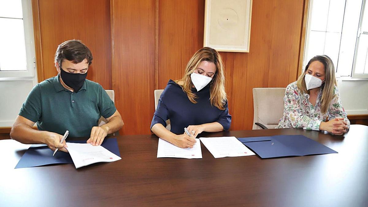 José Torres, María Dolores Corujo y Carmen Guadalupe, durante la firma del convenio de colaboración, ayer. | | LP/DLP