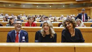 El ministro Félix Bolaños, y las vicepresidentas Yolanda Díaz y María Jesús Montero, en el Senado.