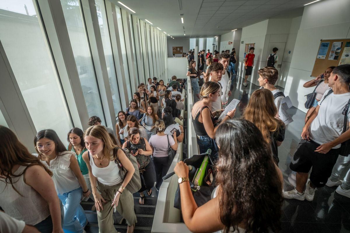 Llegada de alumnos a la Facultat de Dret de la UB, el primer día de exámenes de las PAU 2025 en Catalunya