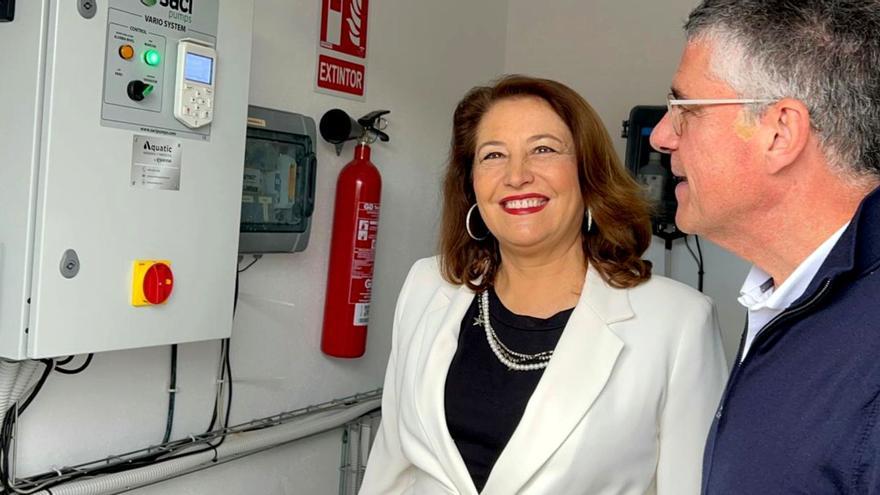 La consejera  de Agricultura, Pesca, Agua y Desarrollo Rural, Carmen Crespo, junto al alcalde de Nerja, José Alberto Armijo, en las instalaciones del río Chíllar.