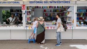 Varias personas visitan una caseta de la 83ª edición de la Feria del Libro de Madrid, en el Parque del Retiro.