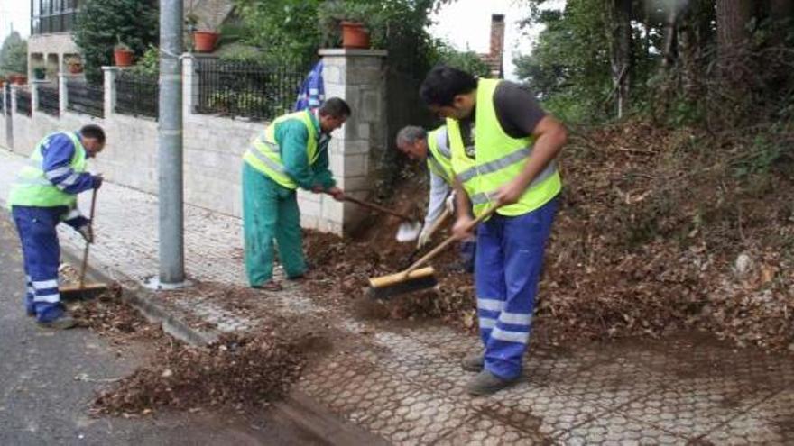 Limpieza de aceras en la zona de Carragoso de Arriba