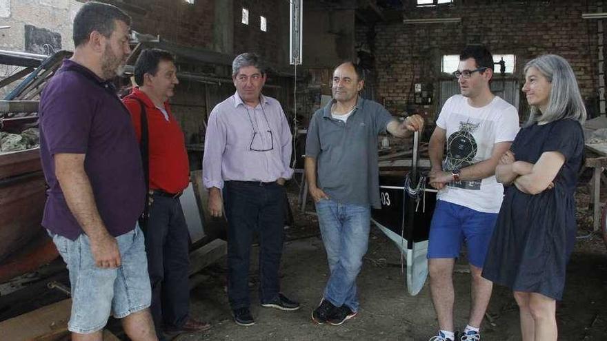 Integrantes de Sueste mantuvieron ayer una reunión en los propios astilleros. // Santos Álvarez