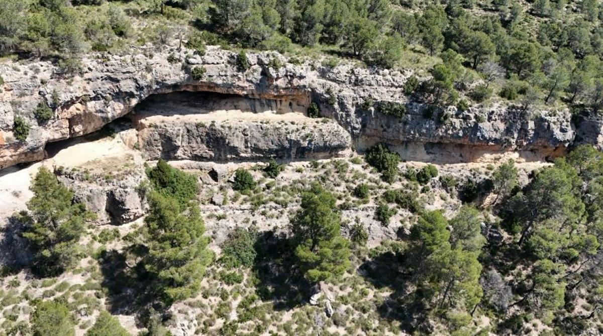 La Cova de la Sarna, donde se creará al vía Ferrata en la Font de la Figuera.