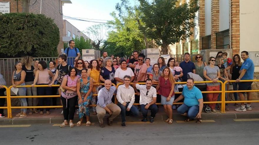 Padres de alumnos del CEIP Rafael Nicolás Raya de Sangonera la Verde durante la protesta.