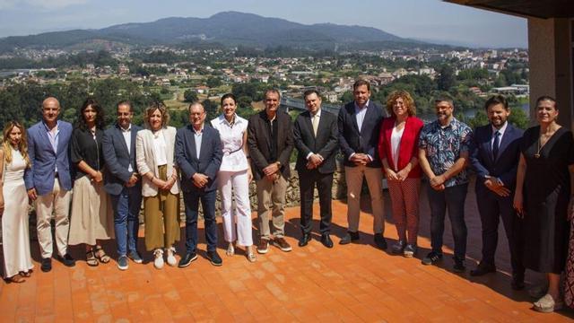 Autoridades, patrocinadores y artistas que actuarán en el IKFEM, ayer, en su presentación.