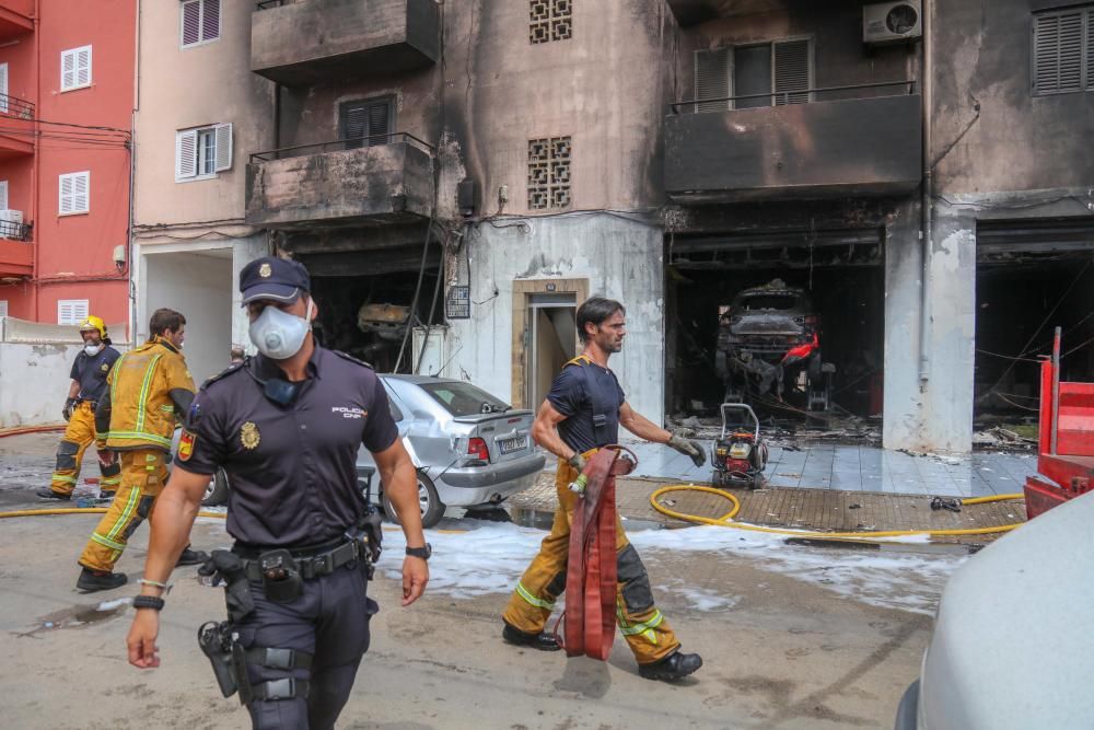 Un voraz incendio destruye un taller y daña un bloque de pisos en Son Ferriol