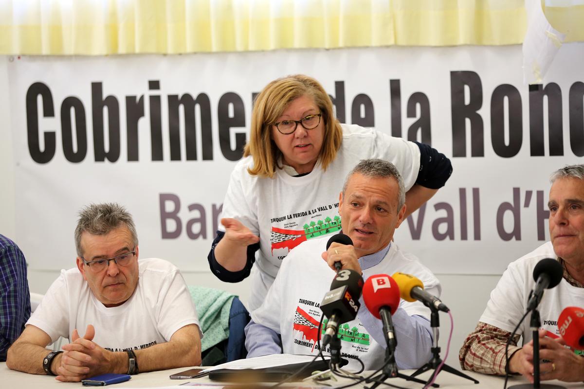 Rueda de prensa de representantes vecinales de Horta-Guinardó para abordar el asunto de la cobertura de la Ronda de Dalt, en mayo de 2016