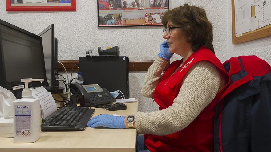 Una voluntaria de Cruz Roja realiza una llamada a un usuario.