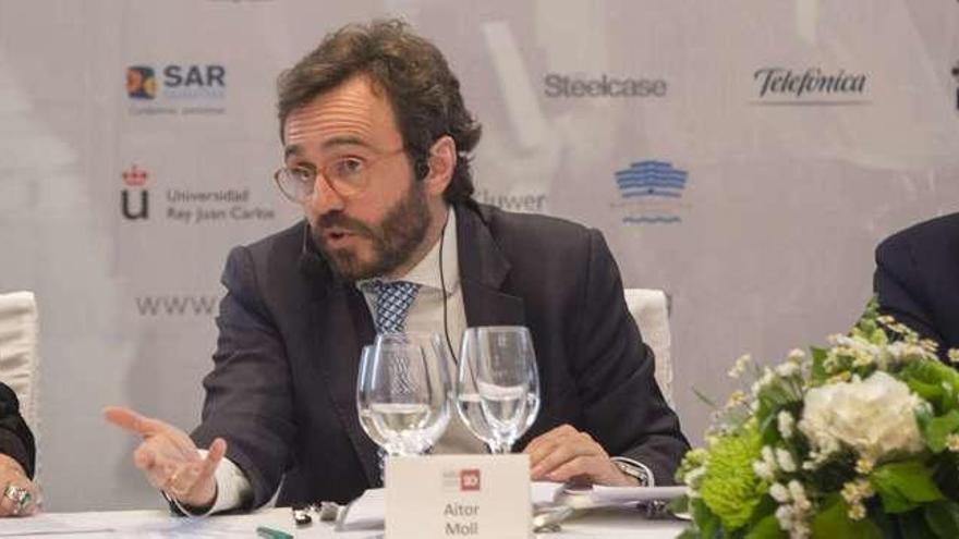 Aitor Moll, en el centro, entre los dirigentes de la Asociación Española de Directivos Amparo Bertomeu y Juan Latorre, ayer, en el hotel Westin Palace de Valencia. // Fernando Bustamante