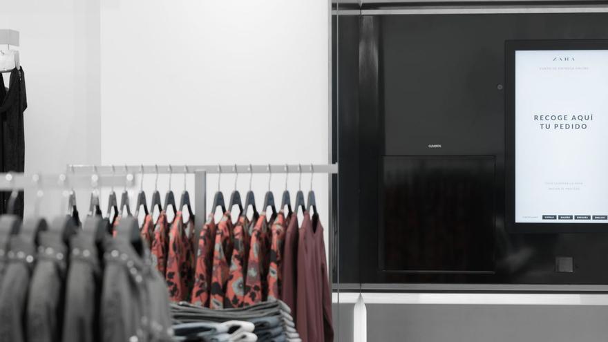 El establecimiento de Zara en Marineda City se convirtió en 2017 en el primero de Inditex en el mundo que contaba con un “punto de entrega de pedidos online”, en el que cualquier cliente podía recoger las compras que hubiese realizado a través de internet sin recurrir a los dependientes de la tienda. |   // L. O.