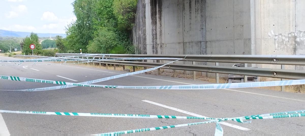 Alerta por el desprendimiento de varios cascotes del puente de la A-52 en Castro de Sanabria.
