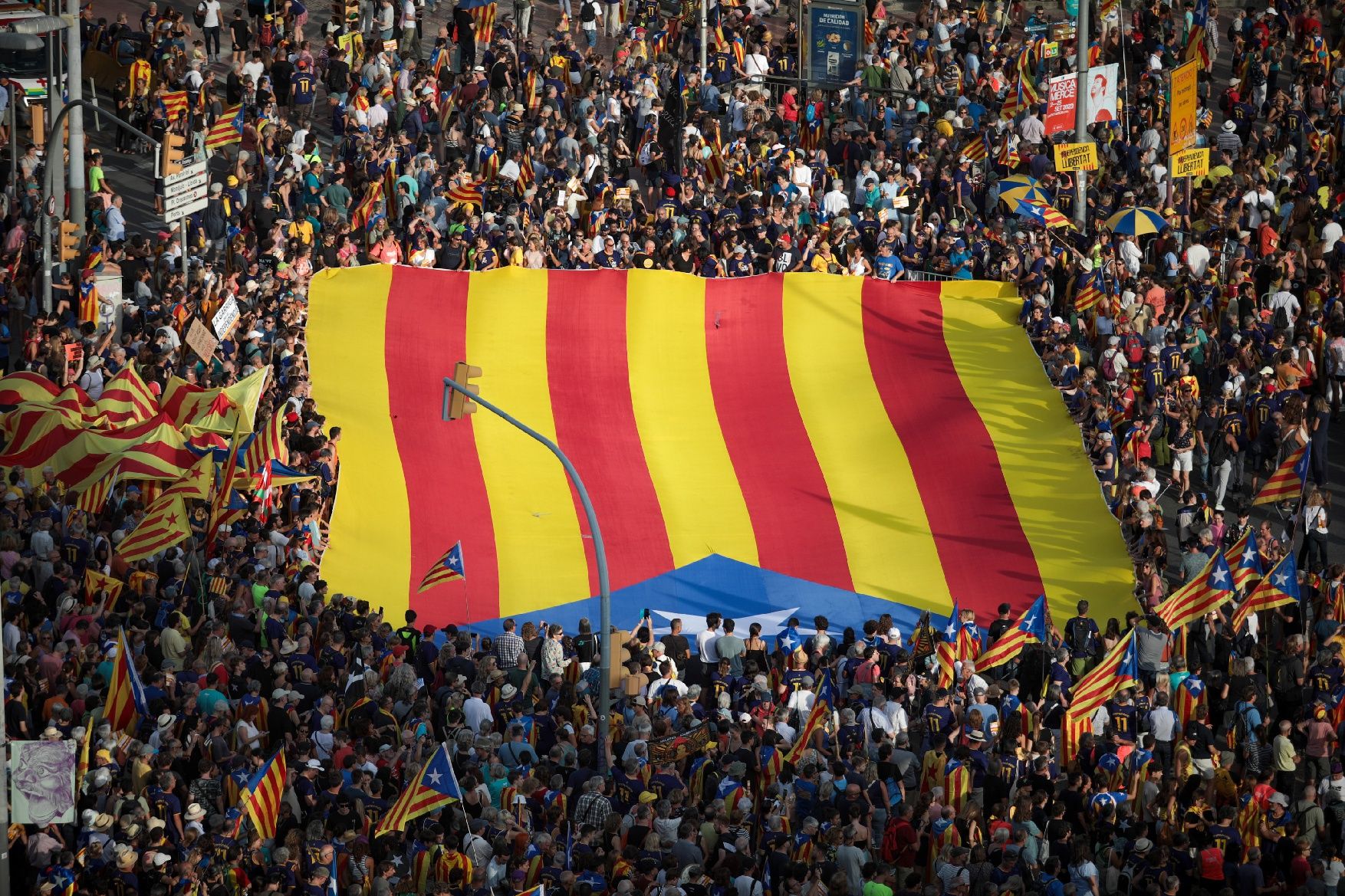 Així ha estat la manifestació convocada per l'ANC per la Diada a Barcelona amb el lema 'Via Fora'