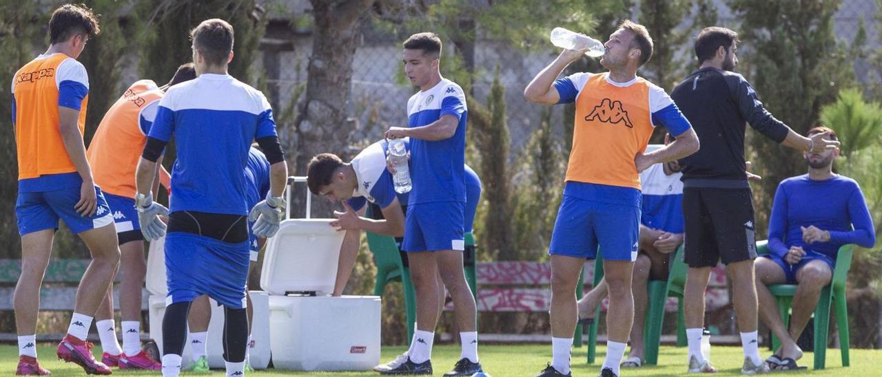 Los futbolistas
 aprovechan una pausa
para beber. alex domínguez