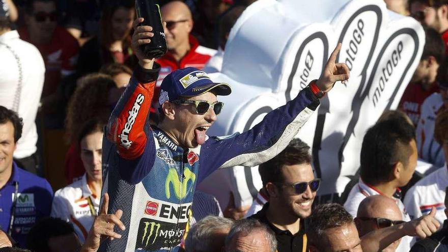 Jorge Lorenzo celebra su victoria en el circuito de Cheste. // Kai Fosterling