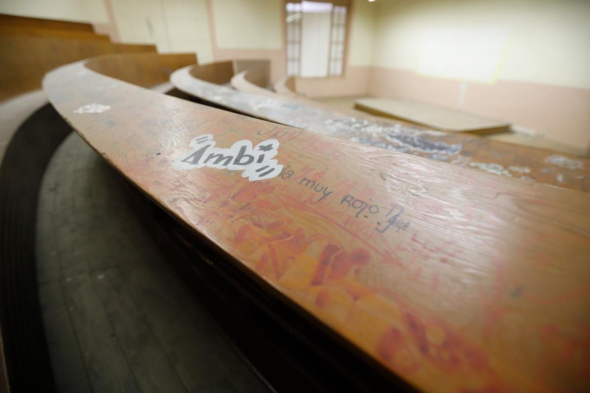 El interior todavía conserva los garabatos de los alumnos.