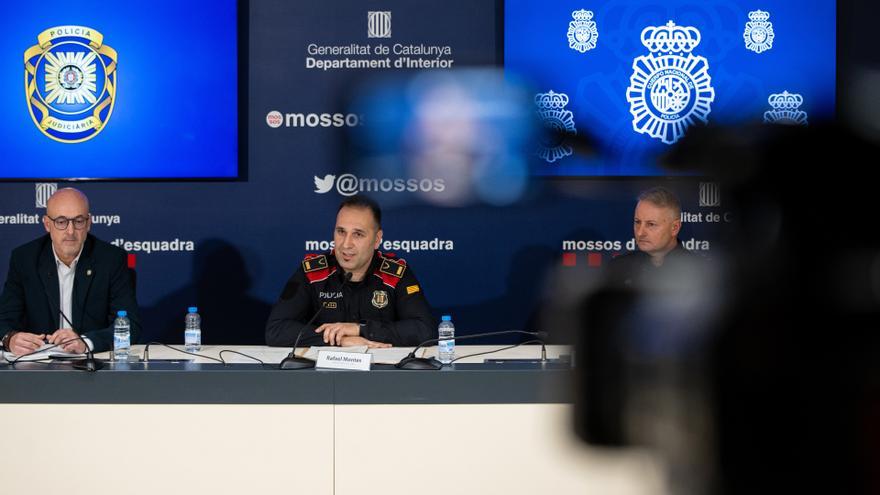 (E-D) L'inspector cap de la Polícia Judiciária dóna Diretoria do Sul a Faro (Portugal), Batista Correia, l'inspector cap de la Metropolitana Sud de Mossos, Rafael Montes, i l'inspector cap d'Udyco d'Alacant de la Policia Nacional, Juan Castillo.