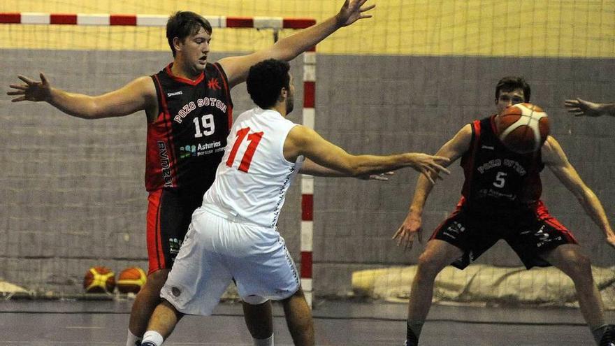 Una acción del choque ante La Flecha en la primera vuelta.