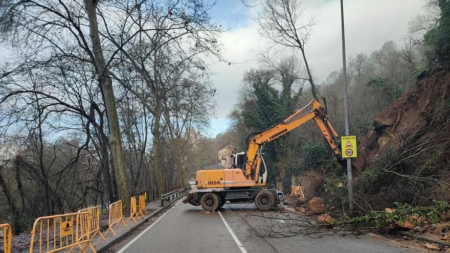 Girona actua d'emergència per estabilitzar un talús del final del carrer del Carme després de les pluges