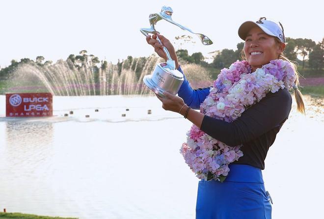 Danielle Kang de los Estados Unidos celebra con su trofeo después de ganar el torneo de golf LPGA de Shanghai en Shanghai.