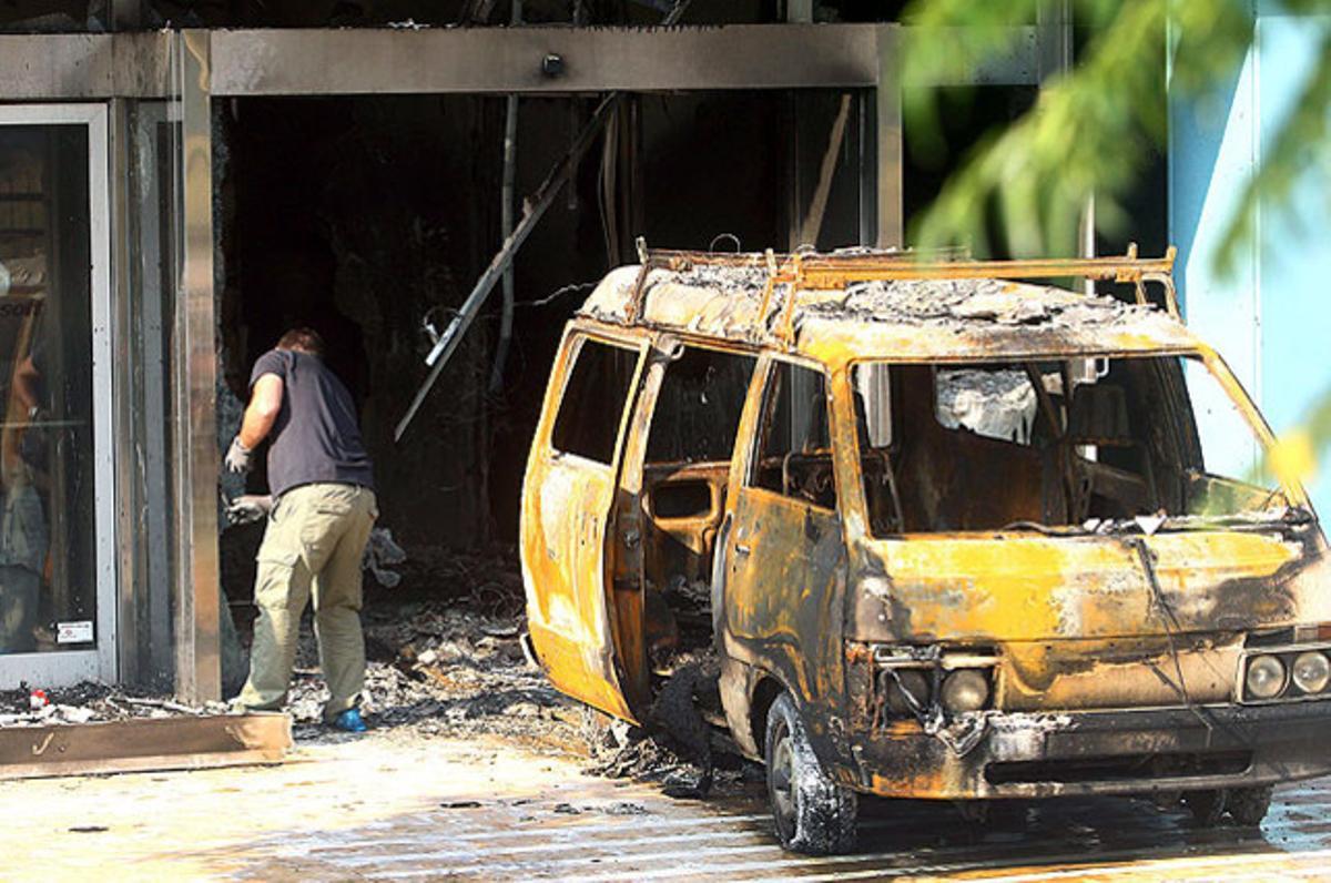Un agent de la policia grega busca pistes a les portes de les oficines de Microsoft, després que la seu d’Atenes hagi estat objectiu d’un atemptat.
