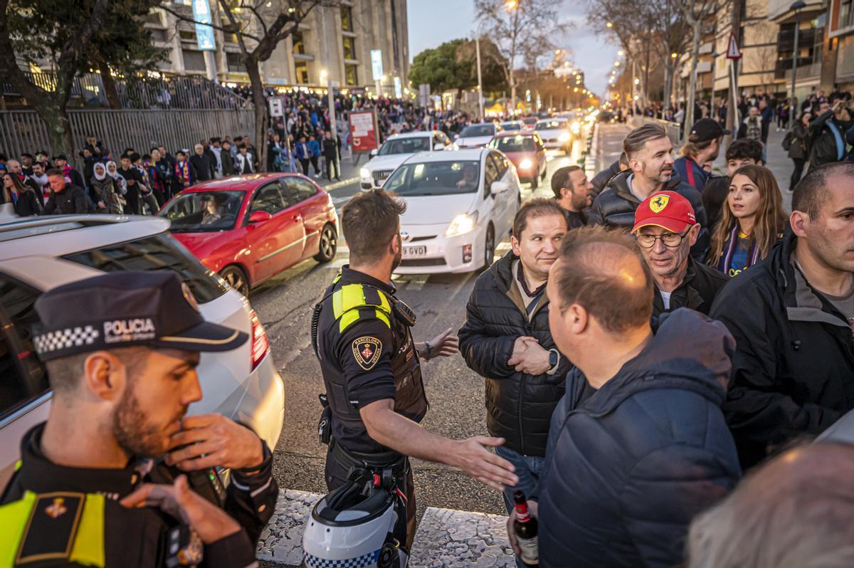 Quejas vecinales por molestias y aglomeraciones los días de partido en el Camp Nou y por el futuro proyecto del Espacio Barça