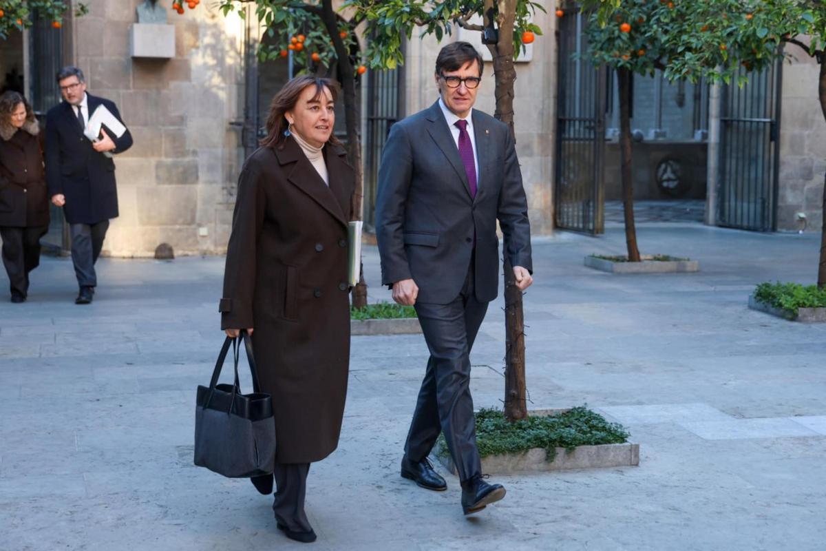 La consellera Paneque y el president Illa dirigiéndose este miércoles a la reunión del Govern.