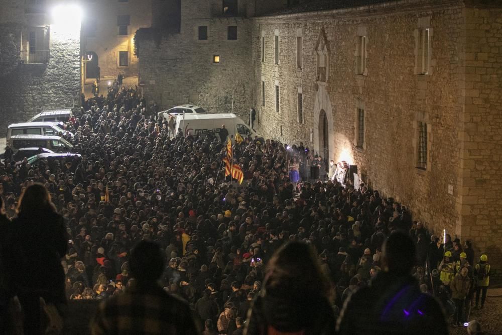 Concentració contra les detencions d'activistes pels talls de les vies de l'AVE en l'anviersari de l'1-O