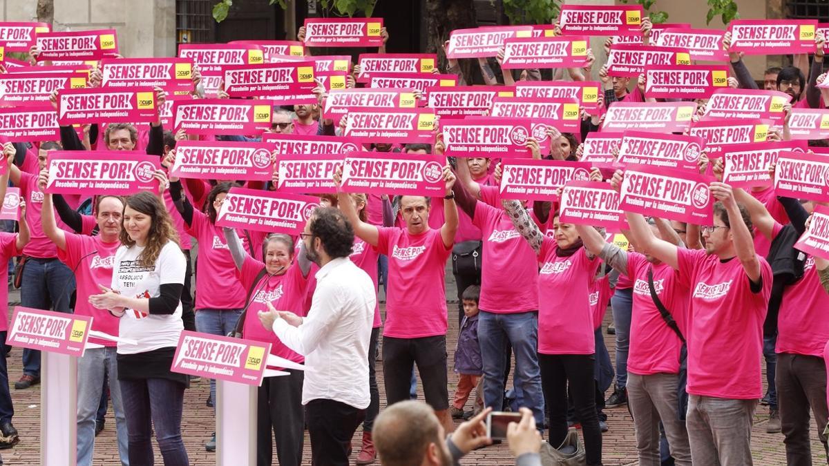 Cargos locales y dirigentes de la CUP, en un acto en favor de la desobediencia en el Fossar de les Moreres de Barcelona, hoy