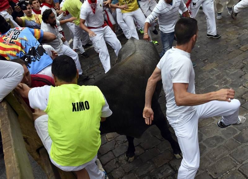 Fotogalería del quinto encierro de San Fermín