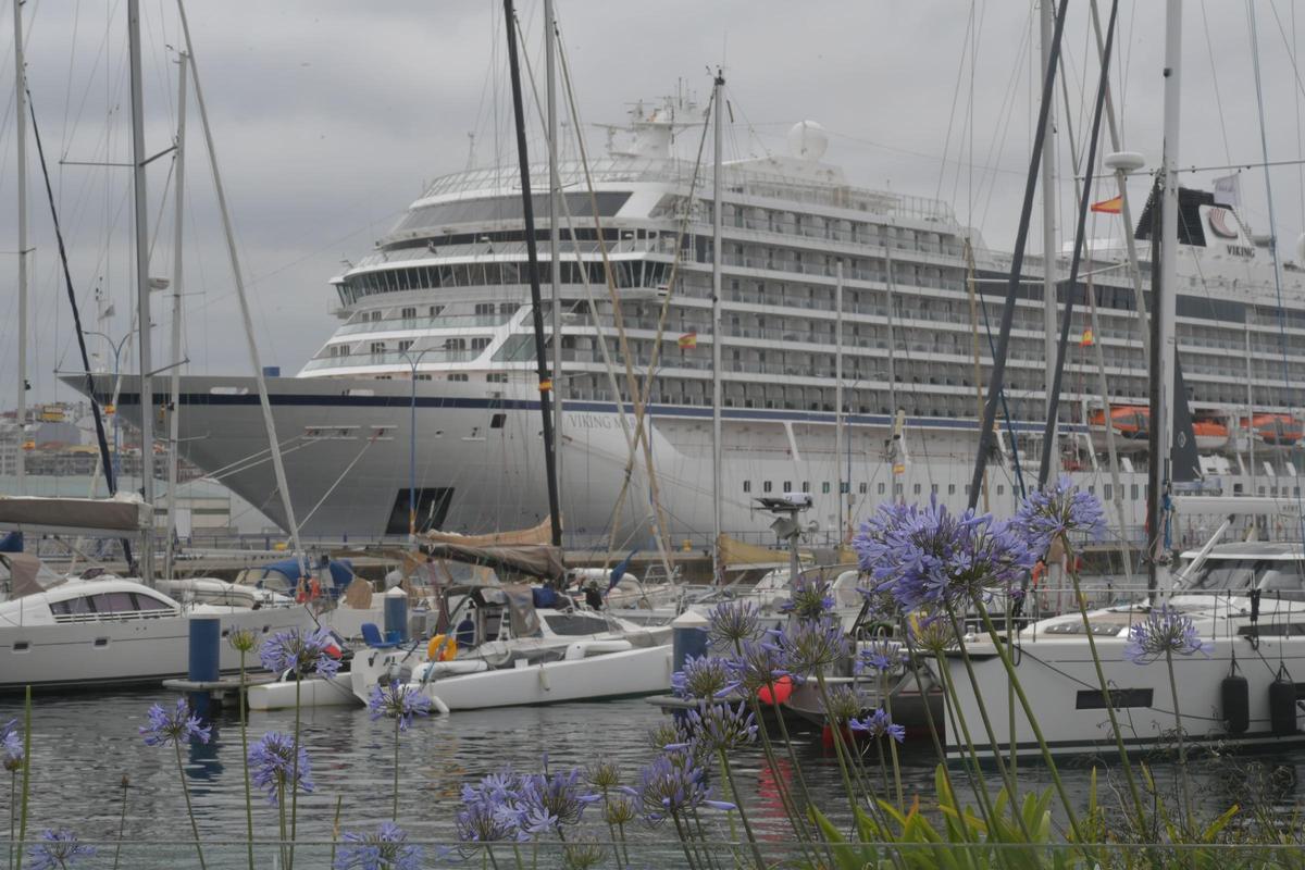 El crucero Viking Mars atracado este lunes en A Coruña