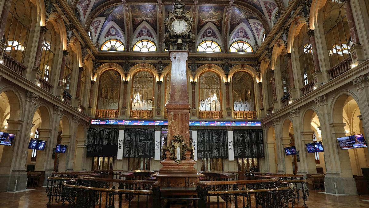 Vista de varios paneles del Ibex 35 en el Palacio de la Bolsa.