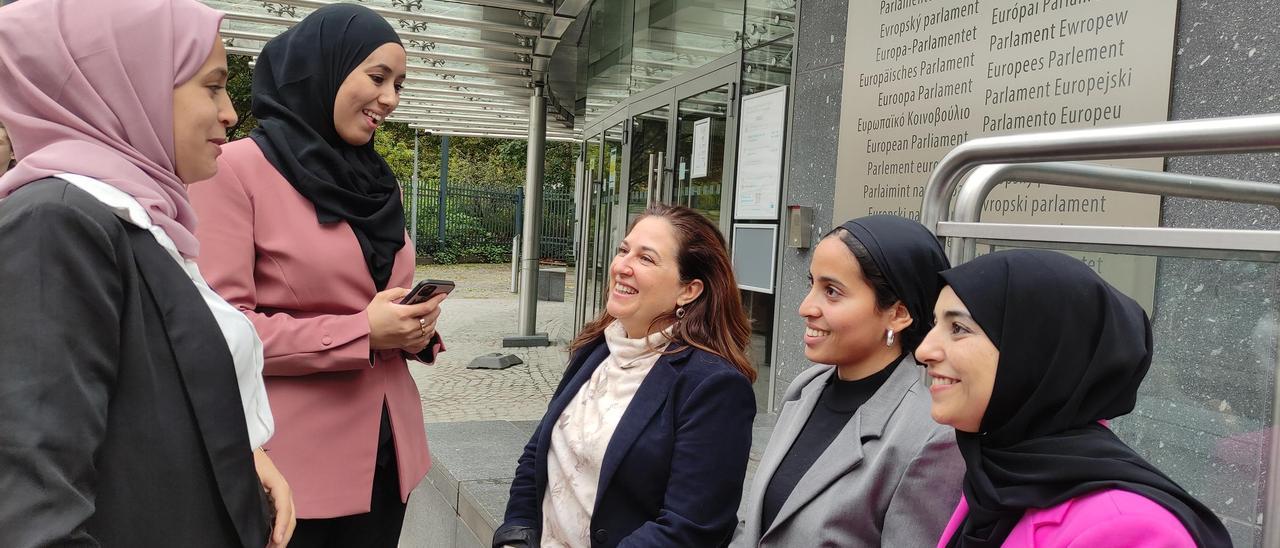 De izquierda a derecha, Fdila, Meryem, Noemí, Mariam y Fatiha charlan antes de visitar el Parlamento Europeo.
