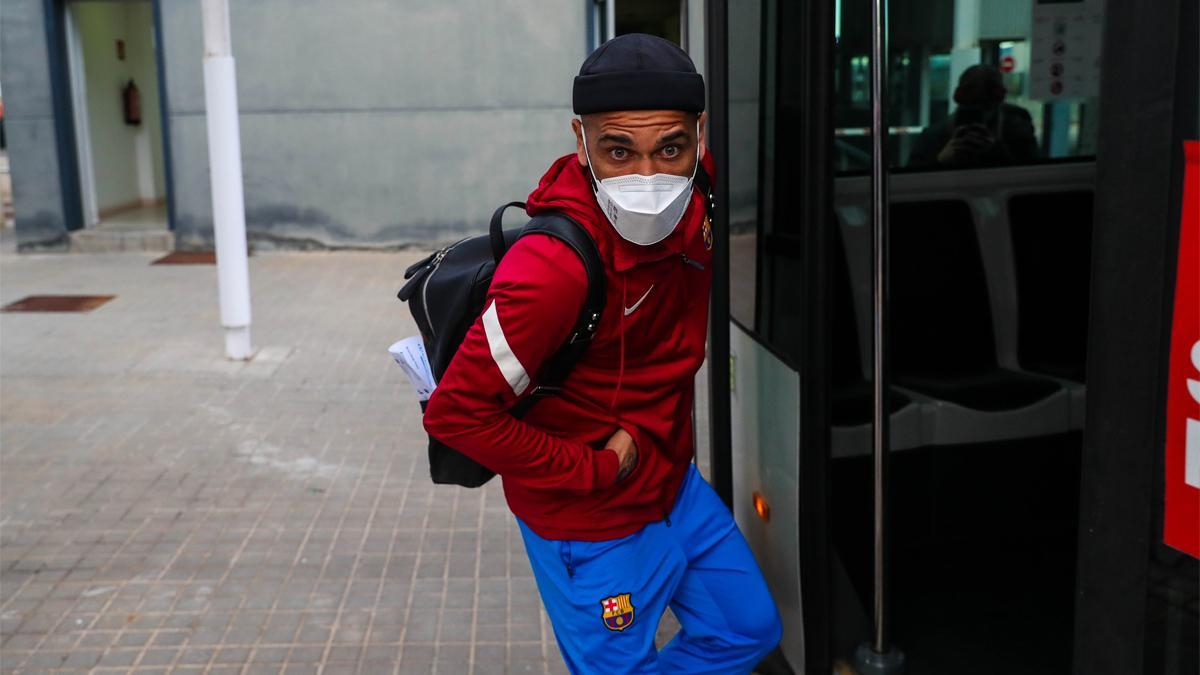 Dani Alves, durante el desplazamiento del Barça a Granada