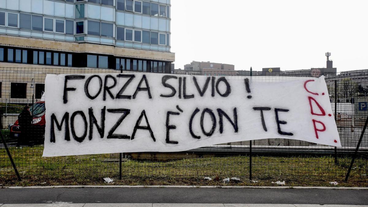 Una pancarta desea &quot;fuerza&quot; a Silvio Berlusconi en el exterior del hospital en el que está ingresado.