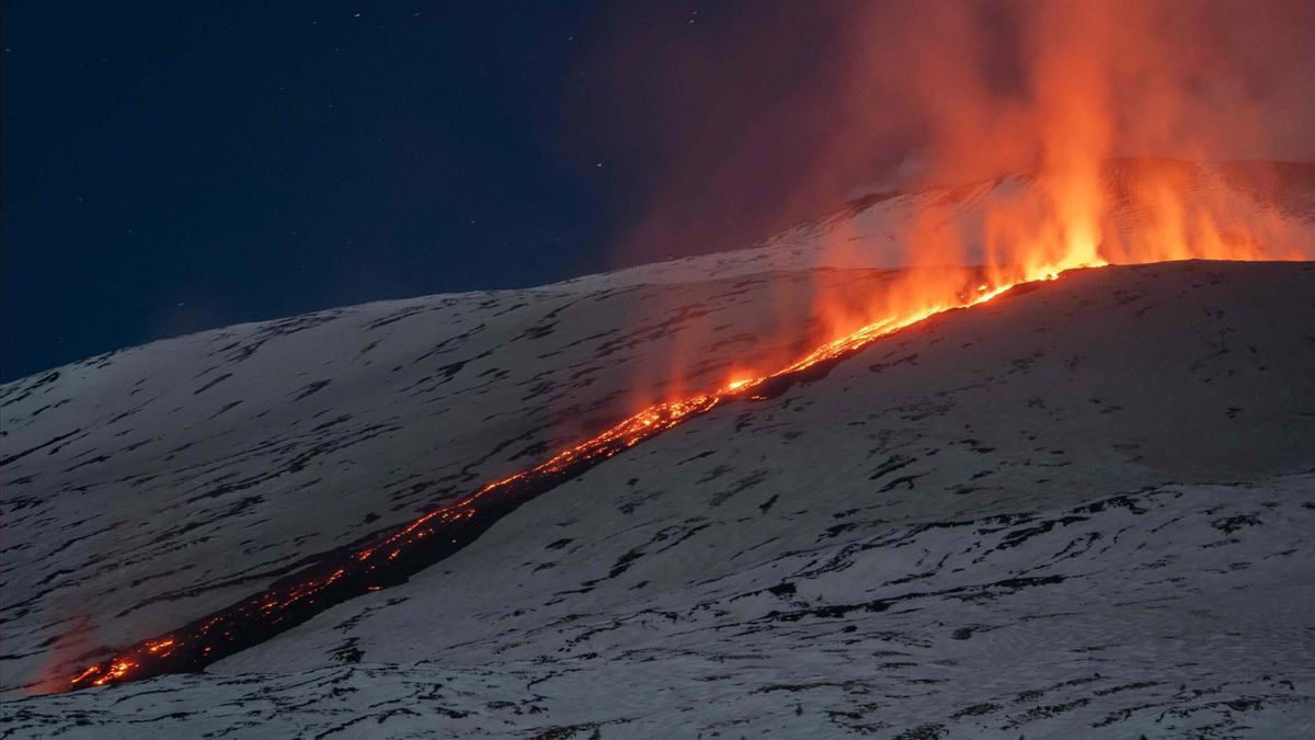 La lava fluye sobre la nieve en el volcán Etna