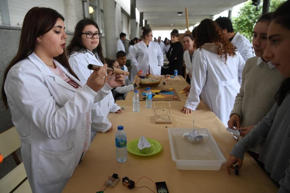 Los alumnos dedican el día a experimentar con la ciencia en gallego y poner en práctica experimentos con elementos que todos tenían en casa como un secador de pelo, huevos y palillos de madera.