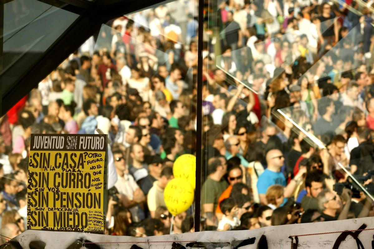Un cartel con las exigencias del 15-M en la Puerta del Sol