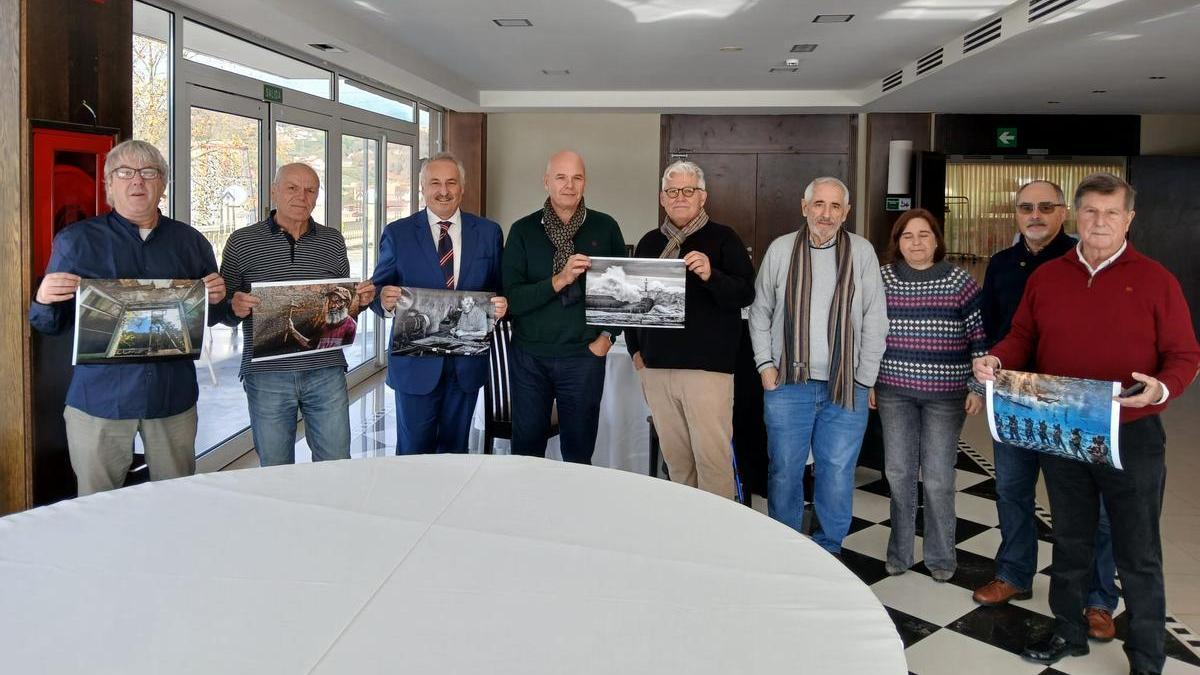 El jurado con las obras ganadoras.