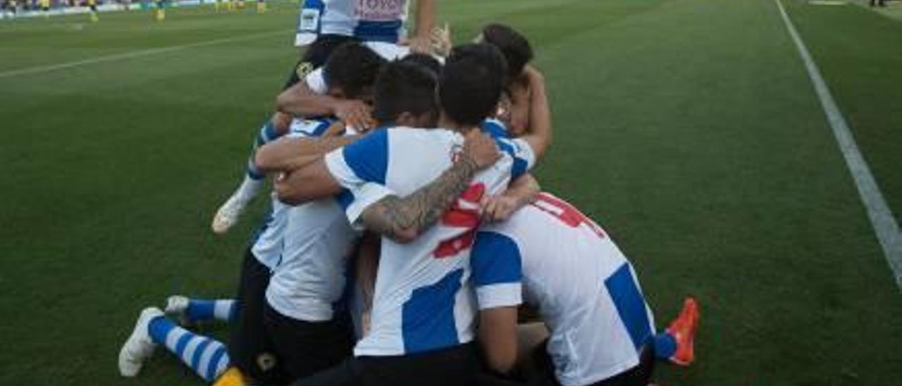 Peña y todos los jugadores hacen piña en la celebración de uno de los dos goles ante el Cádiz.
