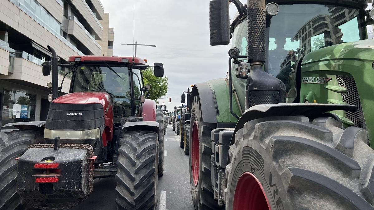 Tractorada d’UP per exigir respostes a la sequera a Lleida  Data de publicació: dimarts 09 de maig del 2023, 11:47  Localització: Lleida  Autor: Oriol Bosch / Laura Cortés