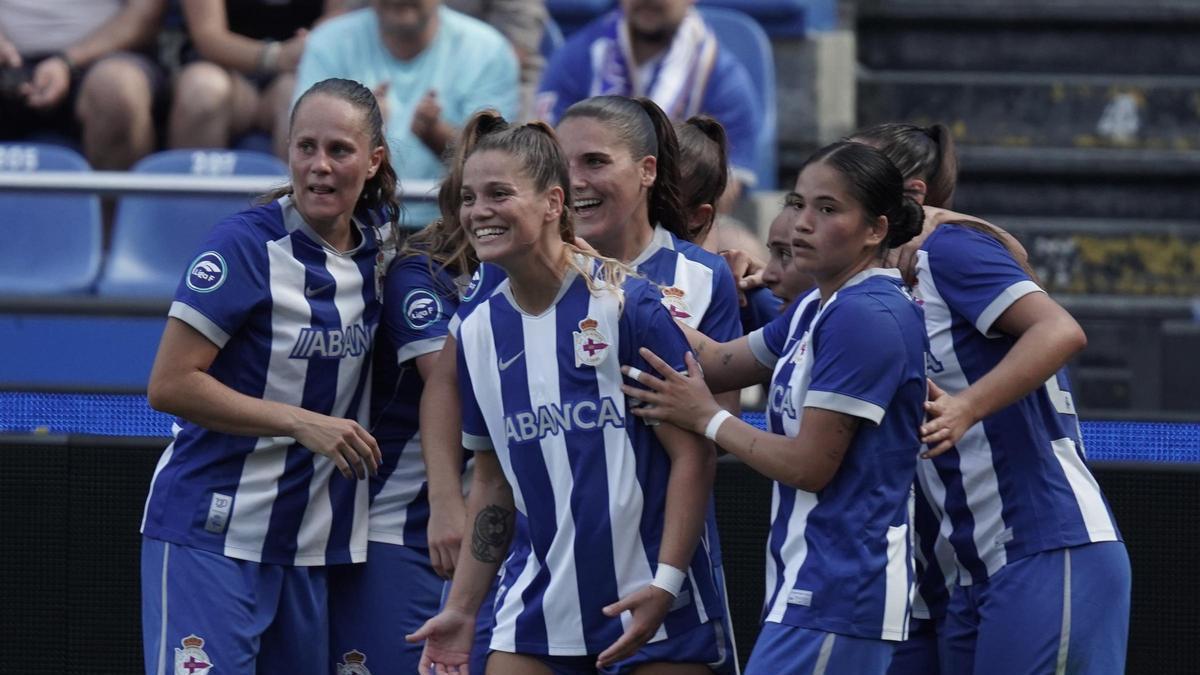 Las jugadoras del Dépor Abanca celebran un gol de Millene en el Teresa Herrera contra el Porto.