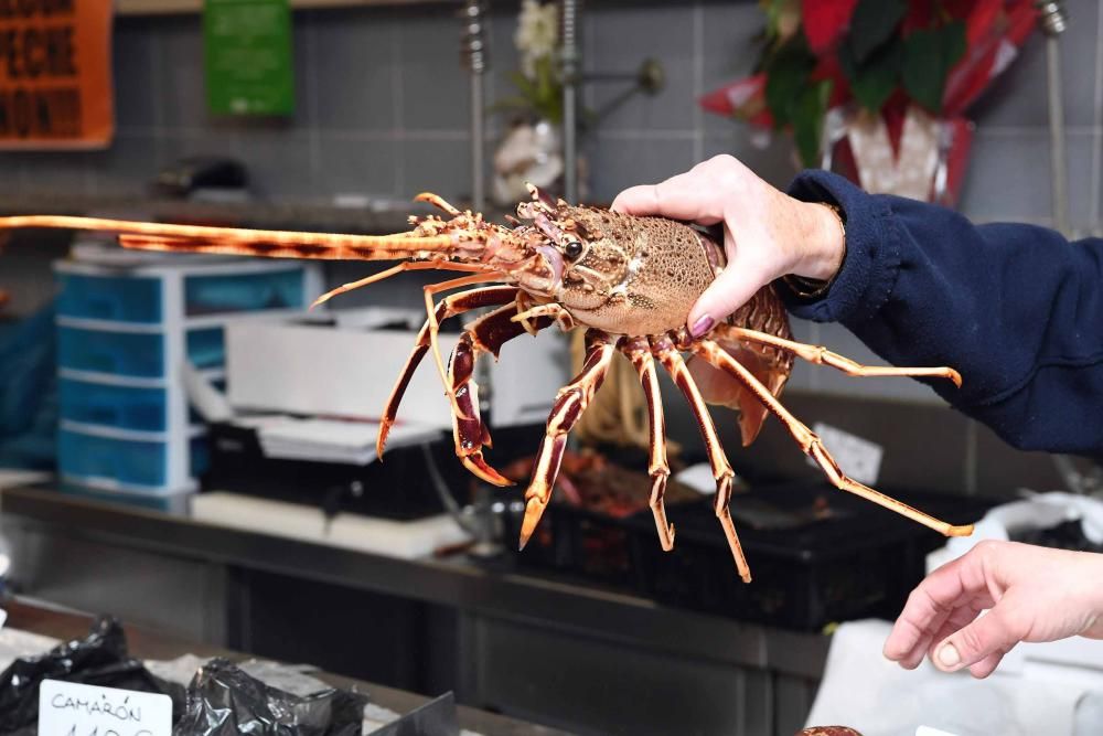 Las vendedoras afirman que las cifras de Nochebuena no se repetirán ante la caída de la demanda. Los consumidores optan por encargos para tener marisco fresco.