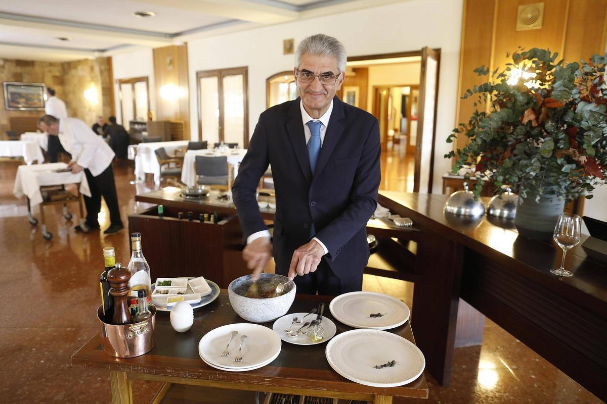 Joan Manté preparant un steak tartar al Motel.