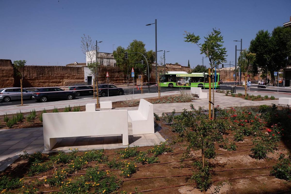 Bancos y zonas ajardinadas en el nuevo paseo peatonal de la ronda del Marrubial.