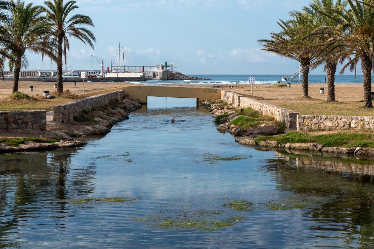 El estanque de aguas termales conecta directamente con el mar