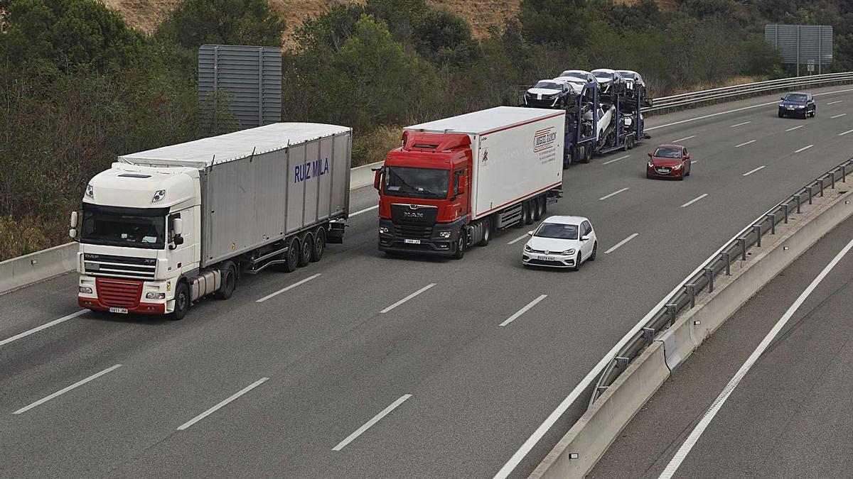 Diversos camions circulant per l’AP-7, després de l’alliberament dels peatges, foto d’arxiu. | ANIOL RESCLOSA