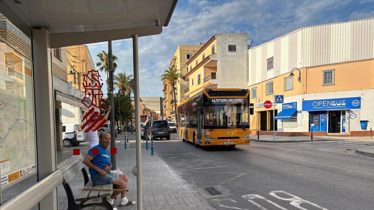 La nueva lanzadera de bus que une el Barrio del Cristo con la estación de Metrovalencia de Quart de Poblet.