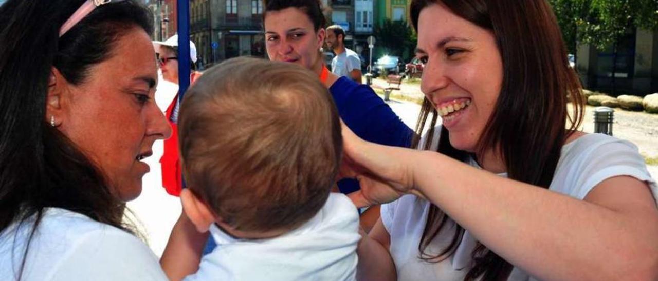 Una madre de acogida en un acto convocado por Cruz Roja Salnés. // Iñaki Abella