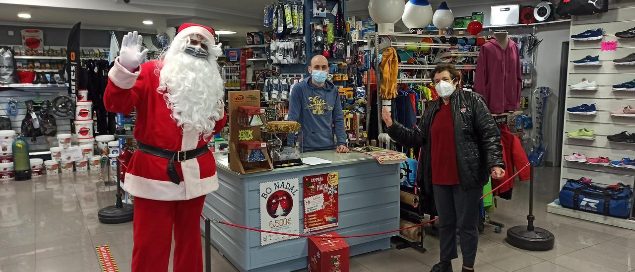 Papá Noel también recorrió los comercios, gracias a Emgrobes.